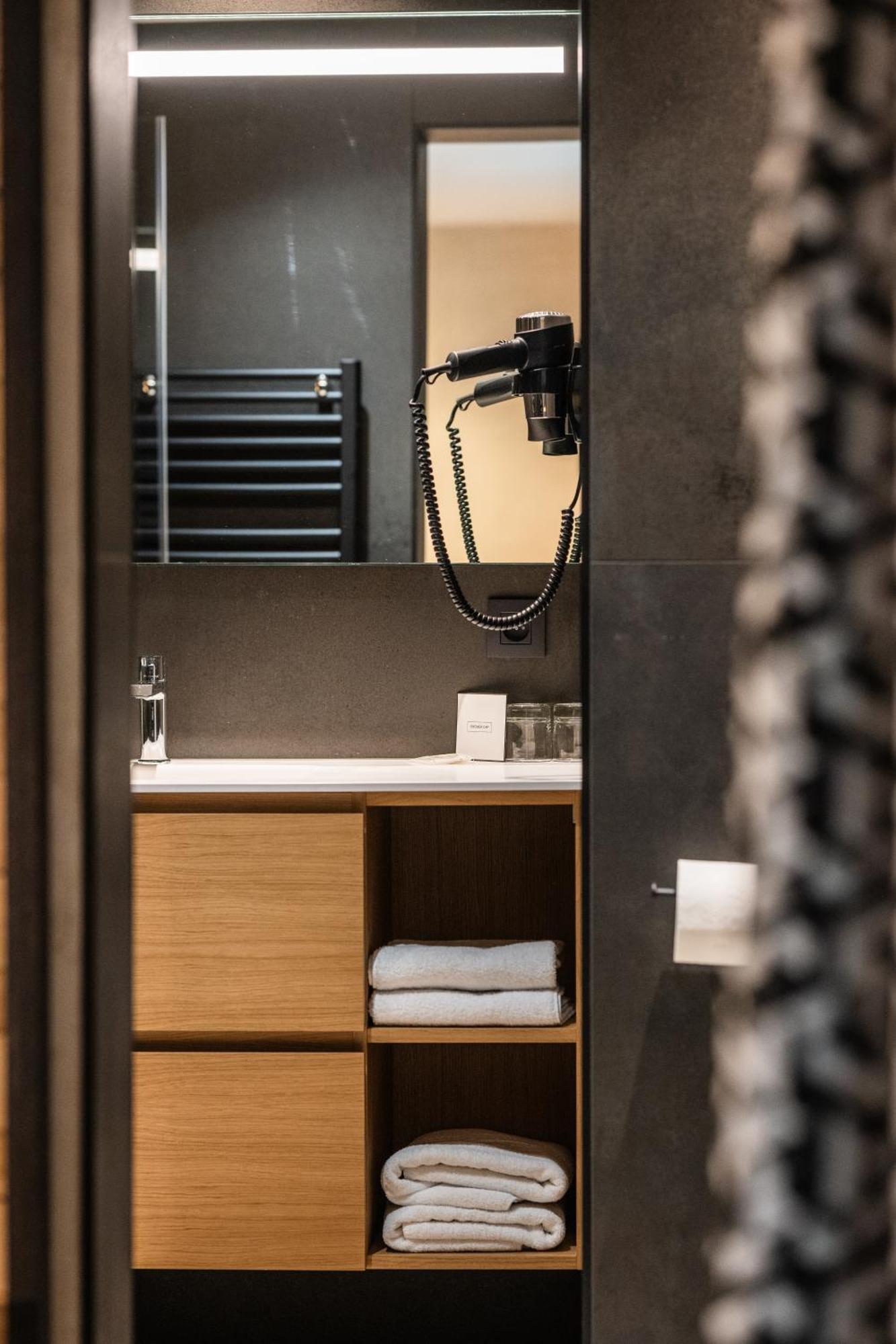 לה רושה - אן - ארדן Hostellerie La Claire Fontaine, Logis Hotels & Spa מראה חיצוני תמונה